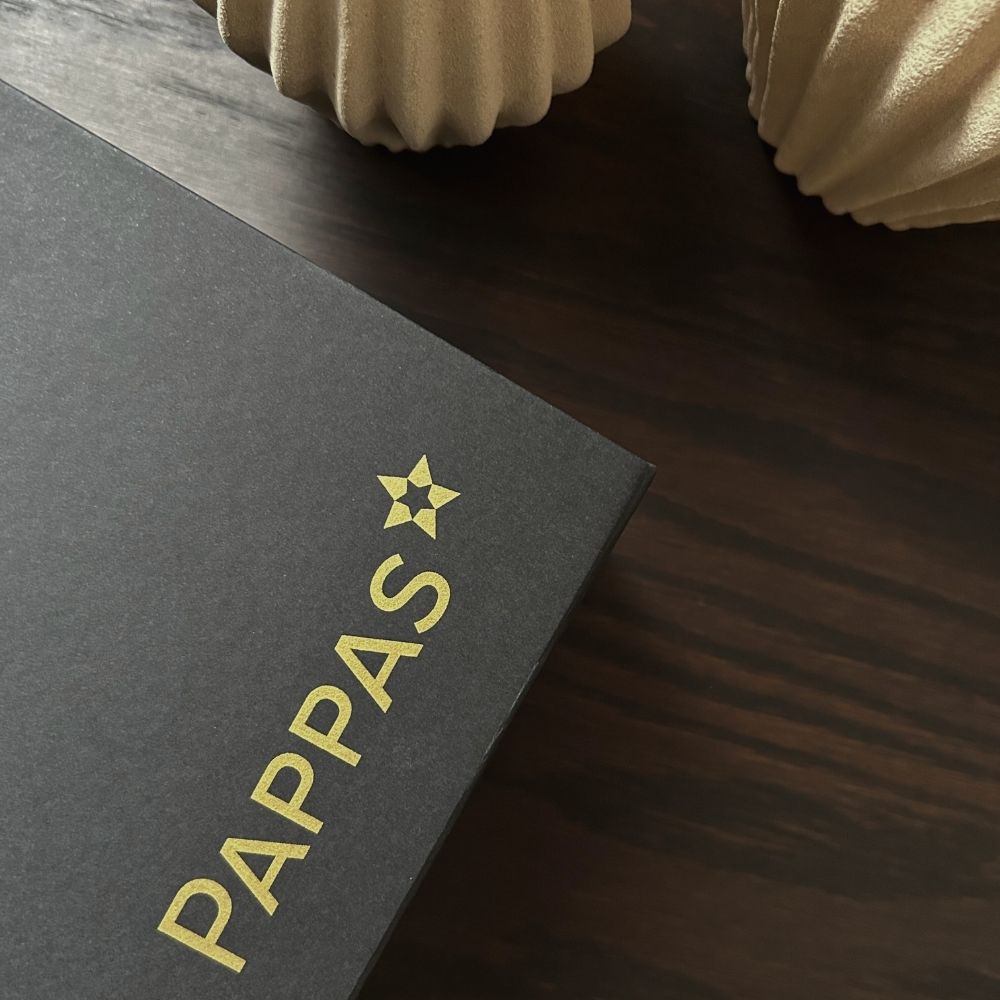 Díszdoboz arany színű logóval